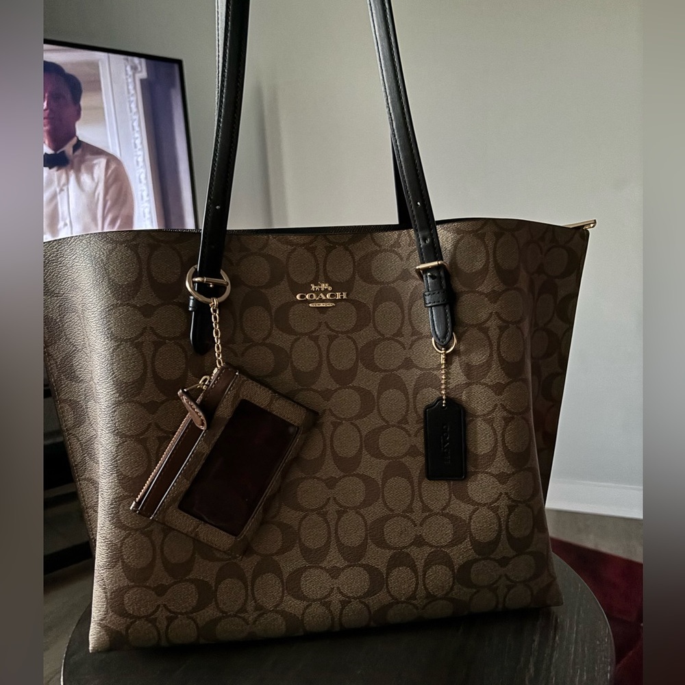 Coach tote without keychain wallet